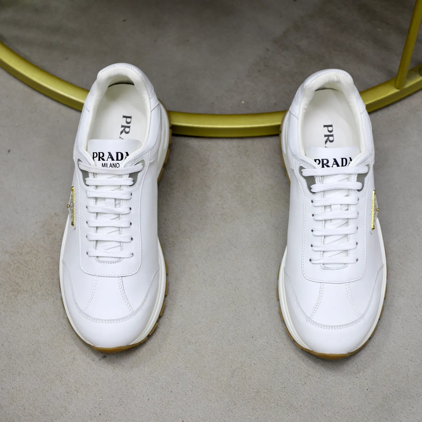 Factory price: 740💰Top original order Brand: PRADA (Prada) Standard code: Men's size 38/44 (45 can be customized) Grade: Same as the official website Material: Original cowhide stitching imported cowhide lining Original combination two-color wear-resistant soft outsole Style category: Leisure and sports version Young fashion European and American trend British style Color: Real picture color